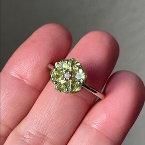 NWT Natural Peridot Floral Ring in 925 Sterling Silver Size 8